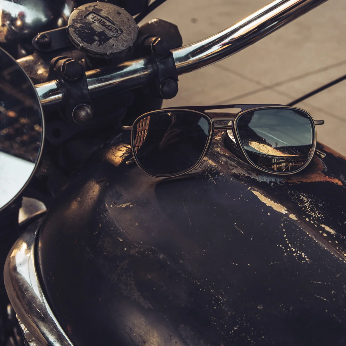 BRETT Eyewear Brillenfassung mit markantem Kontrast aus Titan und Acetat