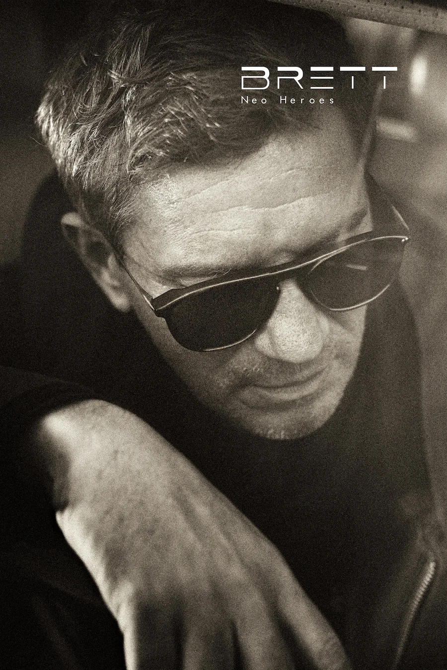 Mann mit Brett Eyewear Sonnenbrille im markanten Vintage-Stil – ausdrucksstark und reduziert