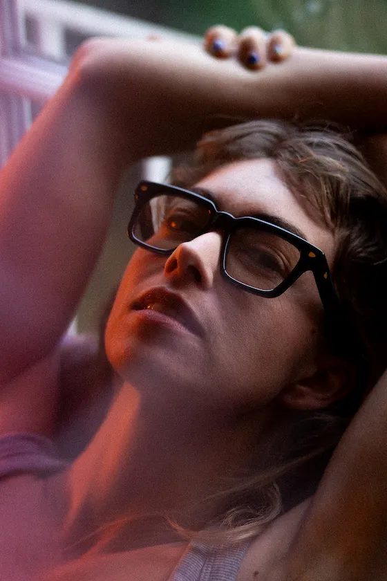 Portrait einer Frau mit HUG Brille in warmem Licht und ruhiger Bildstimmung