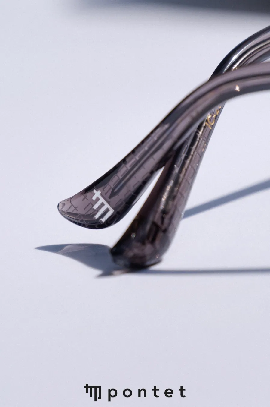 Detailaufnahme der Bügel einer Pontet Brillenfassung aus französischem Acetat – Optik Grote in Arnsberg