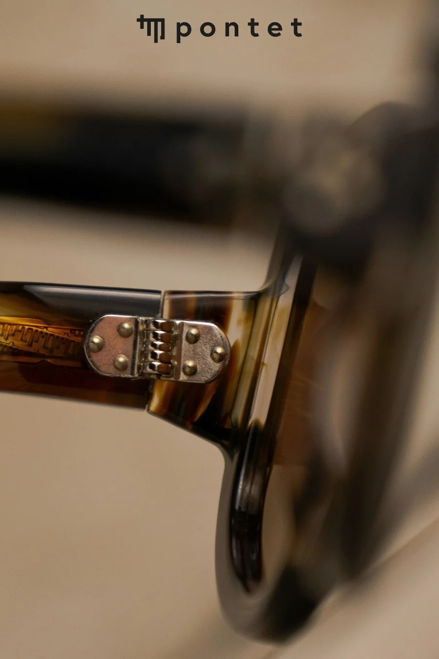 Detailaufnahme einer Pontet Brillenfassung mit Scharnier und Acetatstruktur – Optik Grote in Arnsberg