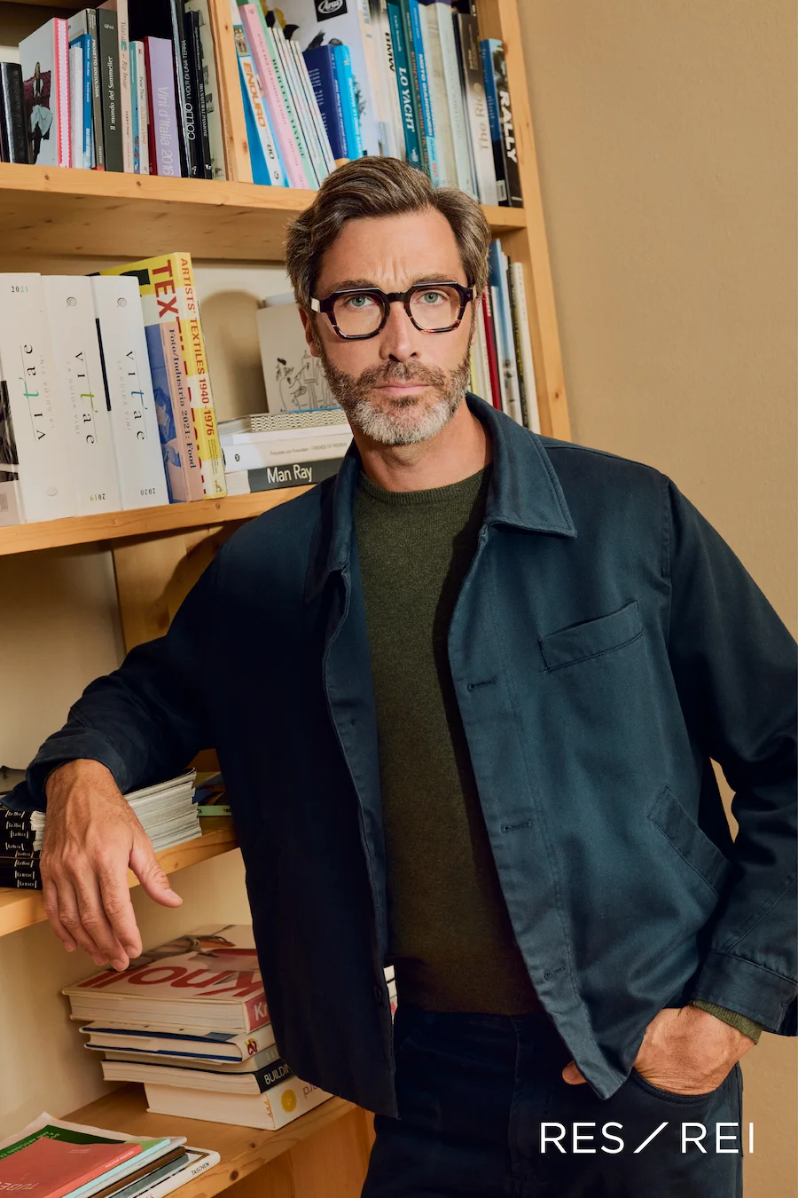 Mann mit RES/REI Brillenfassung – klare Linien und Ausdruck