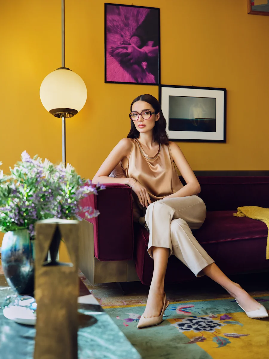 Frau mit farbenfroher RES/REI Acetatbrille