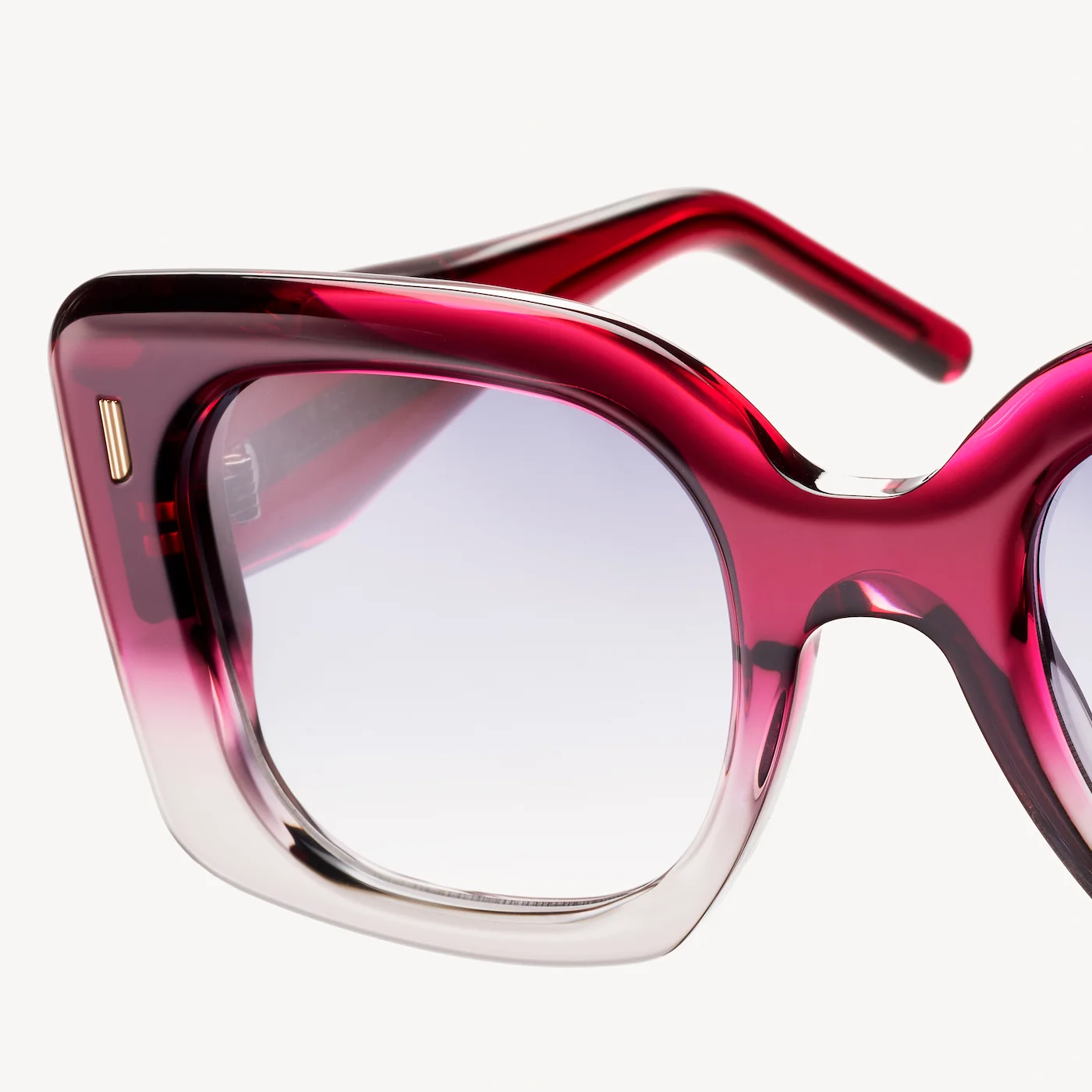 Detailaufnahme einer rot-transparenten RES/REI Acetatbrille mit sanftem Farbverlauf