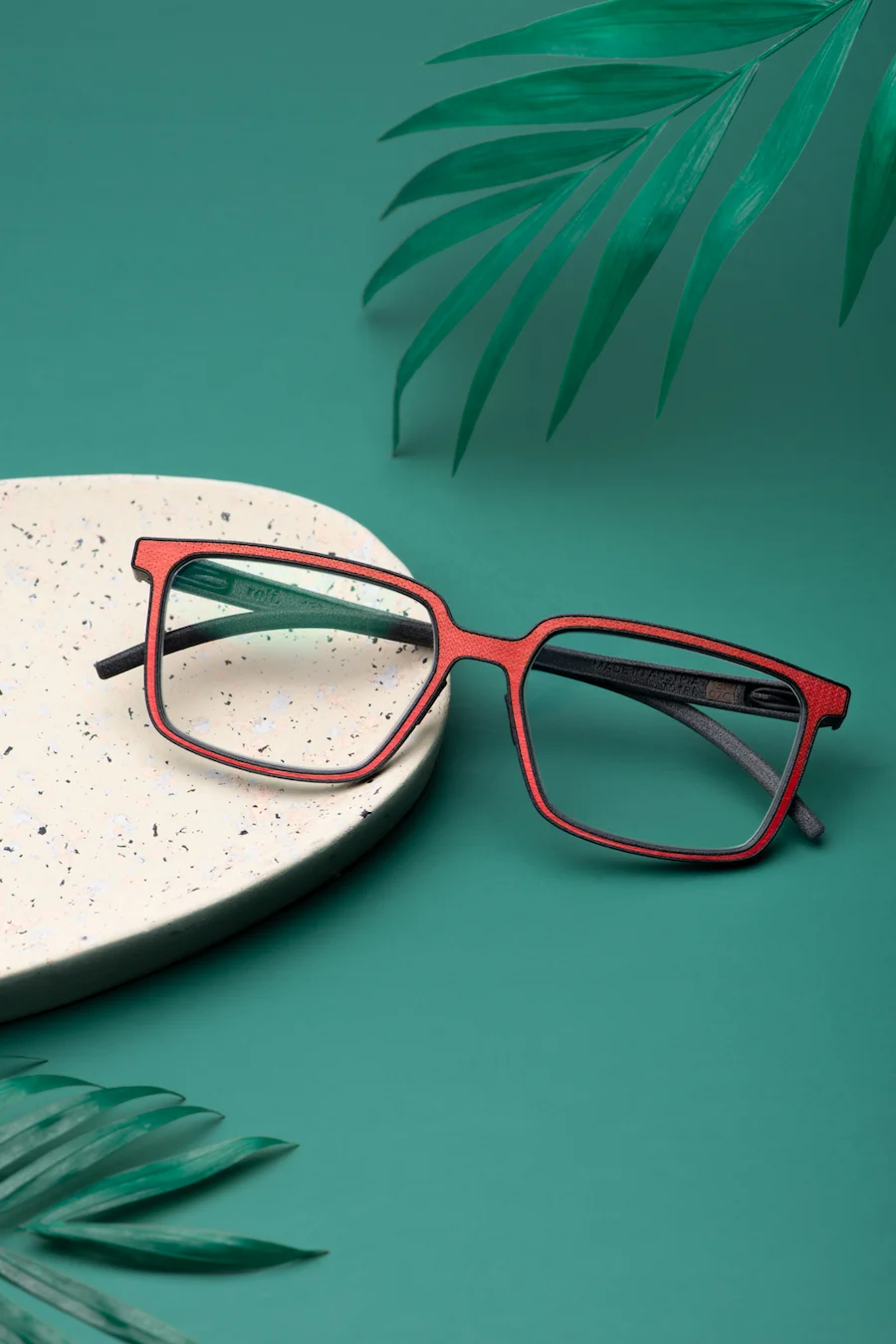 ROLF Brillenfassung aus Holz in Rot auf natürlicher Oberfläche – Optik Grote in Arnsberg