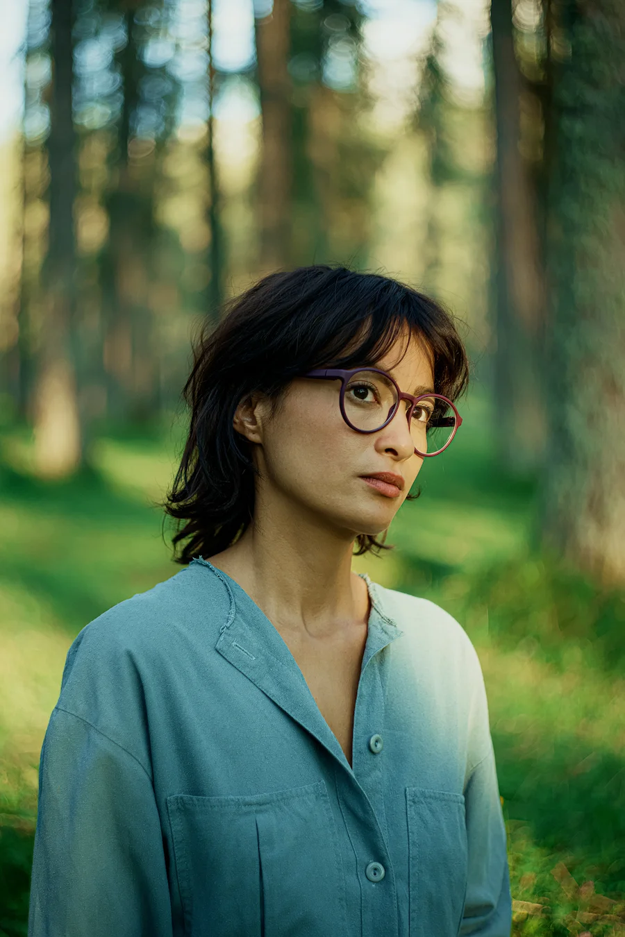 Frau mit ROLF Brillenfassung aus Naturmaterial im Wald – Optik Grote in Arnsberg