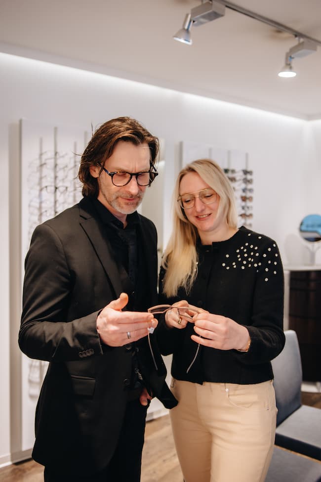 Team von Optik Grote bei der persönlichen Brillenberatung
